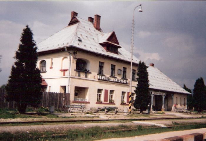  Sklené pri Handlovej - výpravná budova. Šikmý pohľad zo strany koľají od Handlovej. Foto: J. Garaj, 17.5.1996. 150 x 100, COLOR 