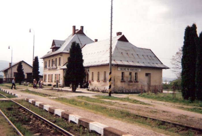  Sklené pri Handlovej - výpravná budova. Šikmý pohľad zo strany koľají od Hornej Štubne. Foto: J. Garaj, 17.5.1996, 17.5.1996. 150 x 100, COLOR 
