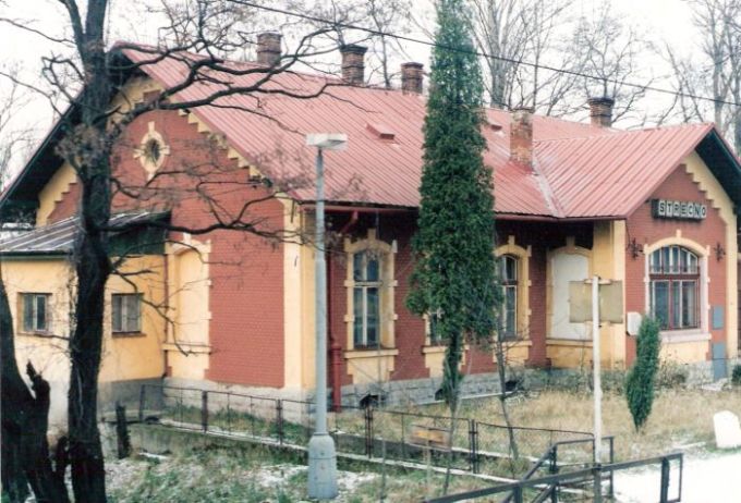  Strečno - výpravná budova. Šikmý pohľad zo strany koľají od Vrútok. Foto: M. Entner, 11.1996. 178 x 126, COLOR 
