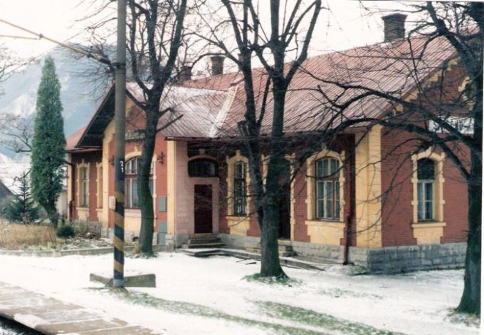  Strečno - výpravná budova. Zimný šikmý pohľad zo strany koľají od Žiliny. Foto: M. Entner, 11.1996. 178 x 126, COLOR 