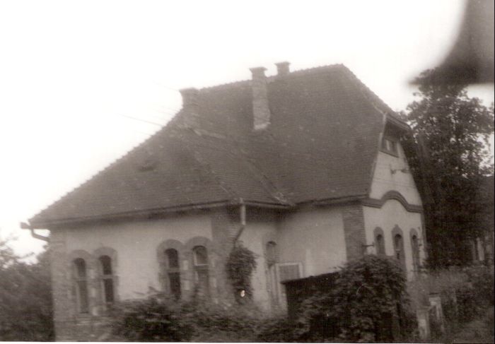  Stará Kremnička - obytná budova na Zvolen. Šikmý pohľad zo strany koľají od Zvolena. Foto: J. Kubáček, 11.7.1994. 179 x 129 