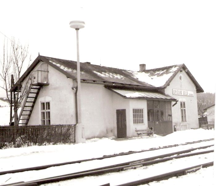  Spišská Belá zastávka - výpravná budova. Šikmý pohľad zo strany koľají od Plavča. Foto: J. Kubáček, 9.1.1996. 100 x 100 