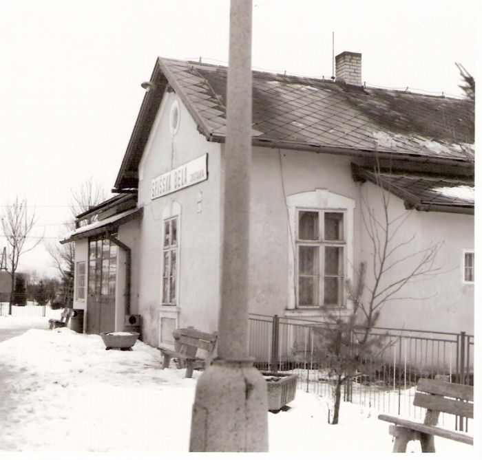  Spišská Belá zastávka - výpravná budova. Šikmý pohľad zo strany koľají od Popradu. Foto: J. Kubáček, 9.1.1996. 100 x 100 