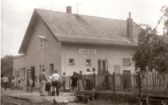  Staškov - výpravná budova. Šikmý pohľad zo strany koľají od Makova. Ľudia. Foto: J. Kubáček, 14.8.1994. 180 x 122 