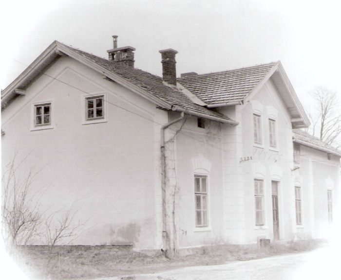  Stupava - výpravná budova. Šikmý pohľad z predstaničného priestoru od Devínskej Novej Vsi. Foto: J. Kubáček, cca 1995. 122 x 120 