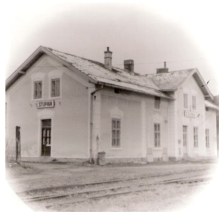  Stupava - výpravná budova. Šikmý pohľad zo strany koľají od konca trate. Foto: J. Kubáček, cca 1995. 122 x 120 