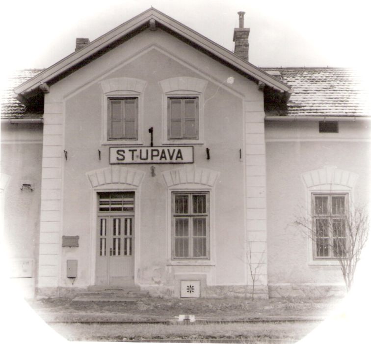  Stupava - výpravná budova. Čelný pohľad zo strany koľají na centrálnu časť. Foto: J. Kubáček, cca 1995. 122 x 120 