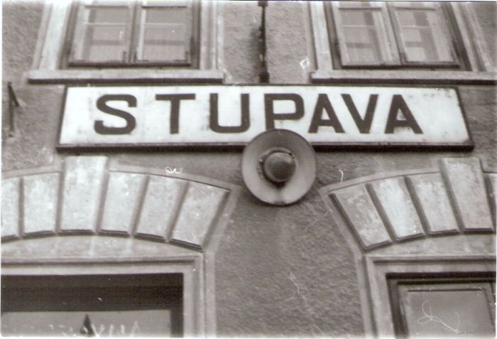  Stupava - výpravná budova. Čelný pohľad zo strany koľají na tabuľu s názvom stanice, elektrickú lampu a nadokenný oblúk vstupných dverí a vedľajšieho okna. Foto: P. Pytel, cca 1988. 122 x 120 