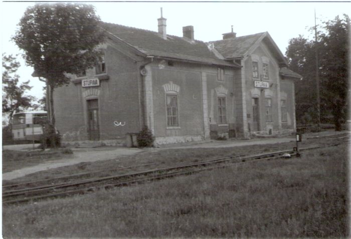  Stupava - výpravná budova. Šikmý pohľad zo strany koľají od konca trate. Foto: P. Pytel, cca 1988. 131 x 90 