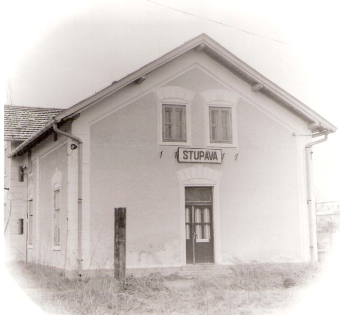  Stupava - výpravná budova. Čelný pohľad na bočnú fasádu od Devínskej Novej Vsi. Foto: J. Kubáček, cca 1995. 122 x 120 