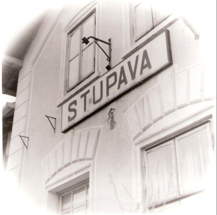  Stupava - výpravná budova. Šikmý pohľad na tabuľu s názvom stanice a okolné architekt. prvky okien a rohov od Devínskej Novej Vsi. Foto: J. Kubáček, cca 1995. 122 x 120 