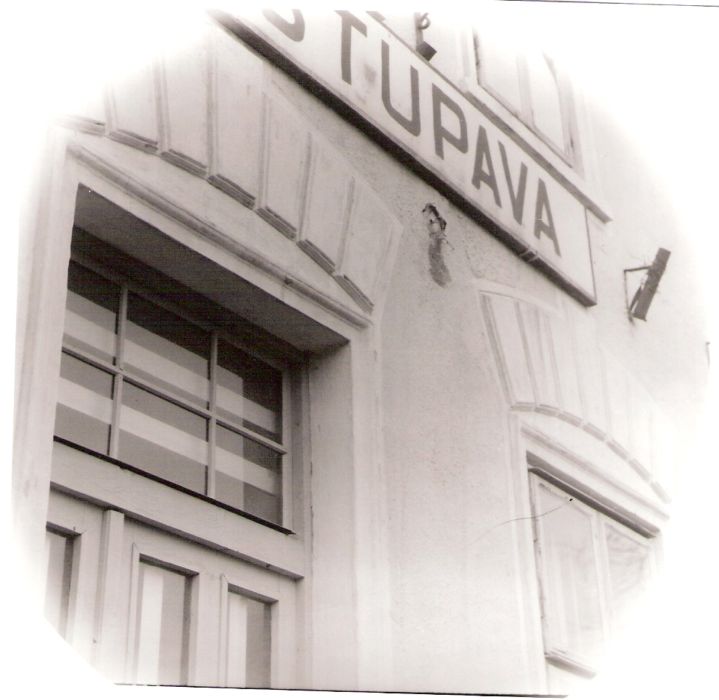  Stupava - výpravná budova. Šikmý pohľad na tabuľu s názvom stanice a okolné architekt. prvky okien a dverí od konca trate. Foto: J. Kubáček, cca 1995. 122 x 120 
