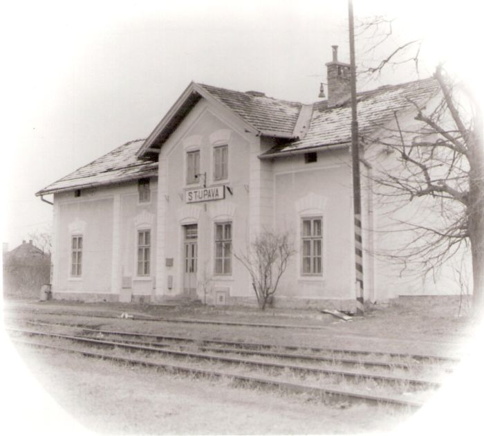  Stupava - výpravná budova. Šikmý pohľad zo strany koľají od Devínskej Novej Vsi. Foto: J. Kubáček, cca 1995. 122 x 120 
