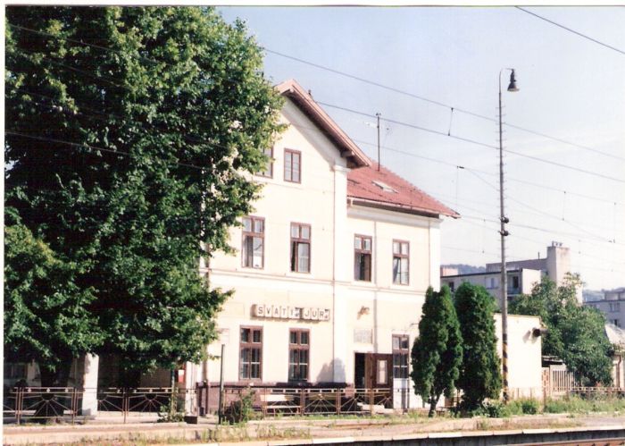  Svätý Jur - výpravná budova. Šikmý pohľad zo strany koľají od Bratislavy. Foto: M. Entner, 7.1996. 126 x 89, COLOR 