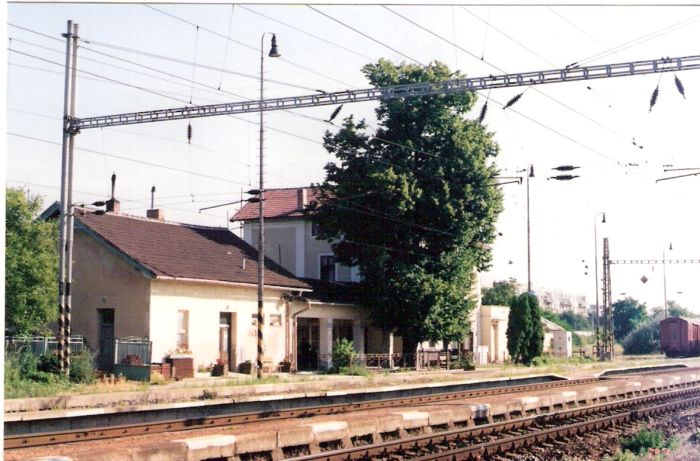  Svätý Jur - staničné objekty. Šikmý pohľad zo strany koľají od Bratislavy. Foto: M. Entner, 7.1996. 126 x 89, COLOR 