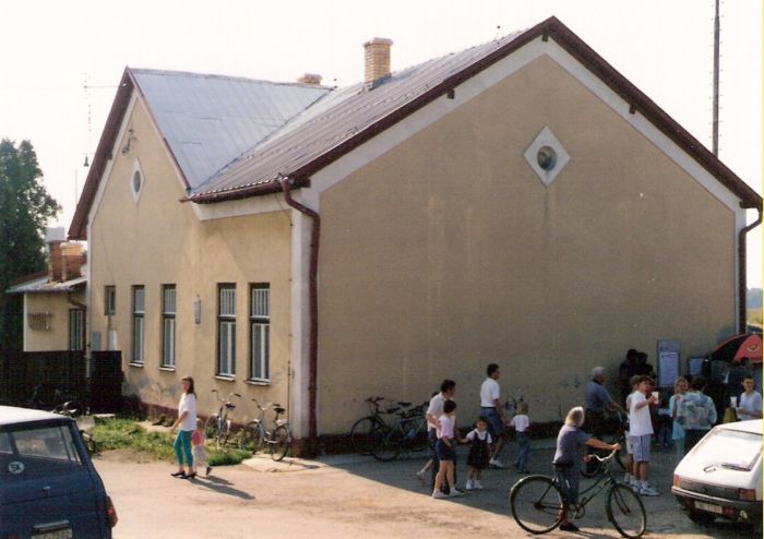  Svinná - výpravná budova. Šikmý pohľad z predstaničného priestoru od Trenčína. Foto: M. Entner, 25.8.1996. 126 x 89, COLOR 