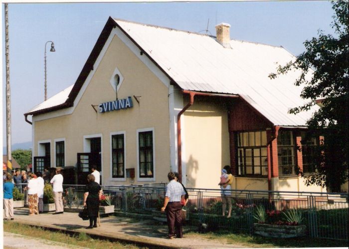  Svinná - výpravná budova. Šikmý pohľad zo strany koľají od Topolčian. Foto: M. Entner, 25.8.1996. 126 x 89, COLOR 