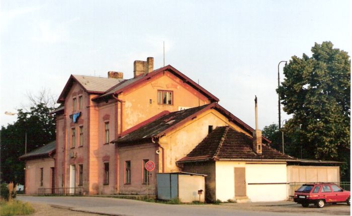  Šaľa - výpravná budova. Šikmý pohľad z predstaničného priestoru od Bratislavy. Foto: J. Gulík, 10.6.1995. 125 x 88, COLOR 