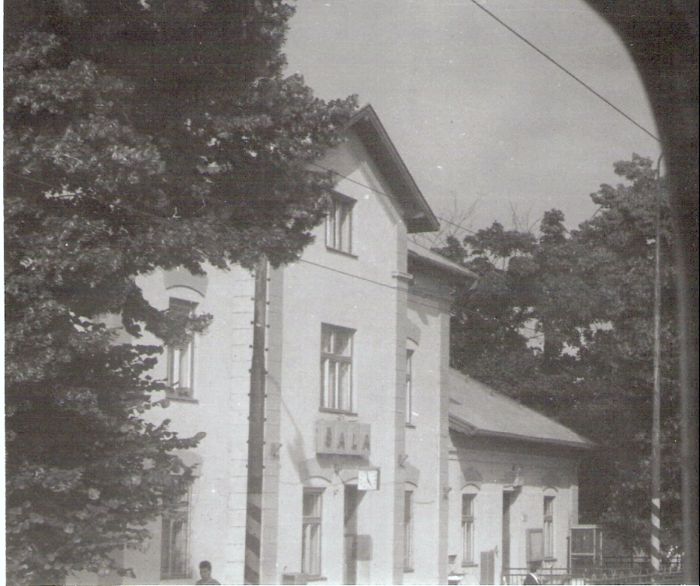  Šaľa - výpravná budova. Šikmý pohľad zo strany koľají od Bratislavy. Foto: J. Kubáček, cca 1994. 181 x 130 