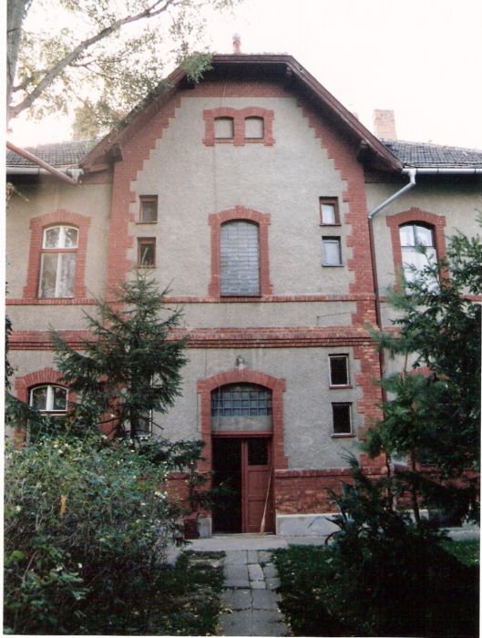  Šurany - obytná budova pri levickom zhlaví. Čelný pohľad z predstaničného priestoru na centrálnu časť. Foto: M. Entner, 10.2000. 126 x 177, COLOR 