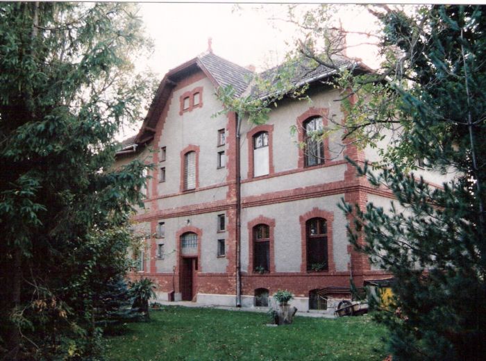  Šurany - obytná budova pri levickom zhlaví. Šikmý pohľad z predstaničného priestoru od Levíc. Foto: M. Entner, 10.2000. 126 x 177, COLOR 