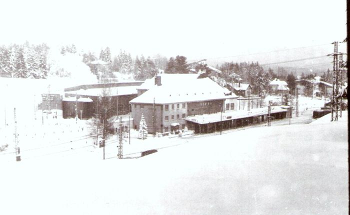  Štrba - staničné objekty. Zimný šikmý pohľad zo strany koľají od Žiliny. Kalamita. Foto: Z. Piešová, 1.1987. 130 x 90 
