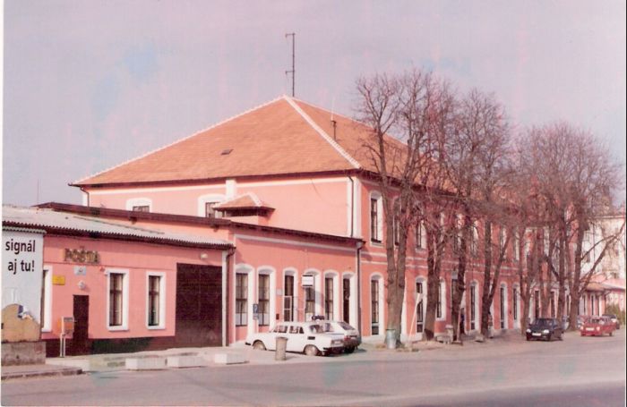  Štúrovo - výpravná budova stará. Šikmý pohľad z predstaničného priestoru od Bratislavy. Foto: J. Gulík, 1998. 126 x 87, COLOR 