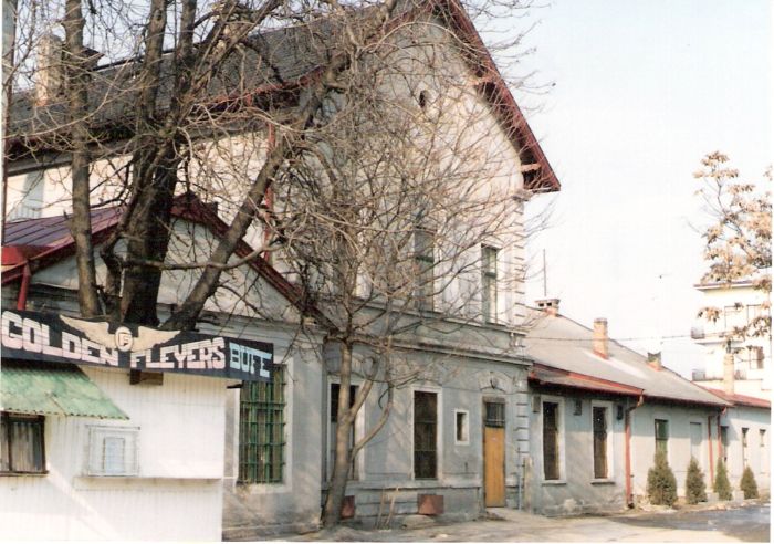  Štúrovo - výpravná budova nová. Šikmý pohľad z predstaničného priestoru od Bratislavy. Foto: M. Entner, 2.1996. 126 x 89, COLOR 
