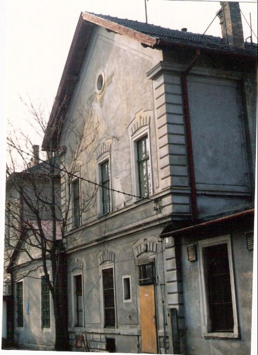  Štúrovo - výpravná budova nová. Šikmý pohľad z prestaničného priestoru od Szobu na priečelie centrálnej časti. Foto: M. Entner, 2.1996. 89 x 126, COLOR 