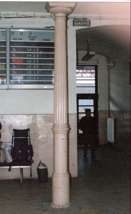  Štúrovo - výpravná budova stará. Liatinový stĺp vo vestibule. Vzadu Pragotron. Foto: M. Entner, 2.1996. 89 x 126, COLOR 