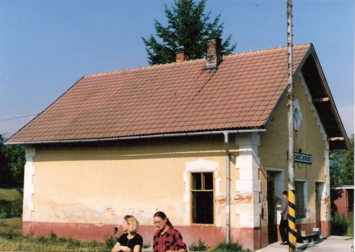  Trenčianske Jastrabie - výpravná budova. Šikmý pohľad zo strany koľají od Topolčian. Ľudia. Foto: M. Entner, 25.8.1996. 126 x 89, COLOR 