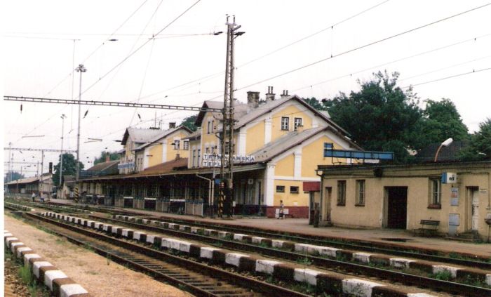  Trenčianska Teplá - staničné objekty. Šikmý pohľad zo strany koľají od Bratislavy. Foto: M. Entner, 8.1996. 126 x 89, COLOR 
