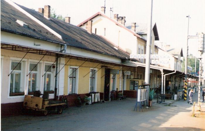  Trenčianska Teplá - výpravná budova. Šikmý pohľad zo strany koľají od Žiliny. Foto: M. Entner, 8.1996. 126 x 89, COLOR 
