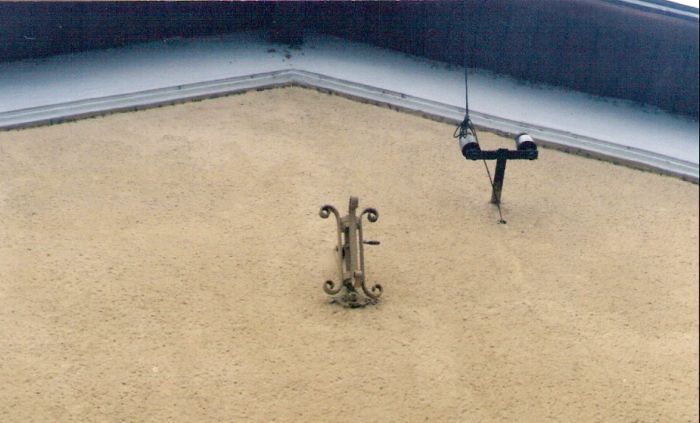  Trenčianske Teplá - výpravná budova. Kovaný držiak zástavy na bratislavskom bočnom priečelí. Foto: M. Entner, 14.12.1996. 126 x 89, COLOR 