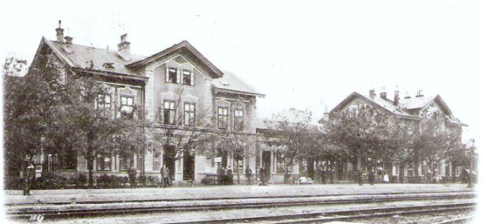  Trenčianska Teplá - výpravná budova. Šikmý pohľad zo strany koľají od Žiliny. Foto: Anon., cca 1900. Repro: Anon., Trenčianske múzeum. 109 x 71 