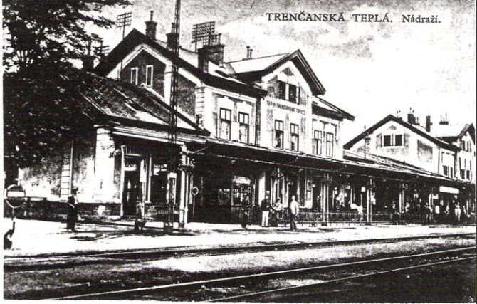  Trenčianska Teplá - výpravná budova. Šikmý pohľad zo strany koľají od Žiliny. Foto: Anon., cca 1930, xeroxová kópia. 131 x 88 