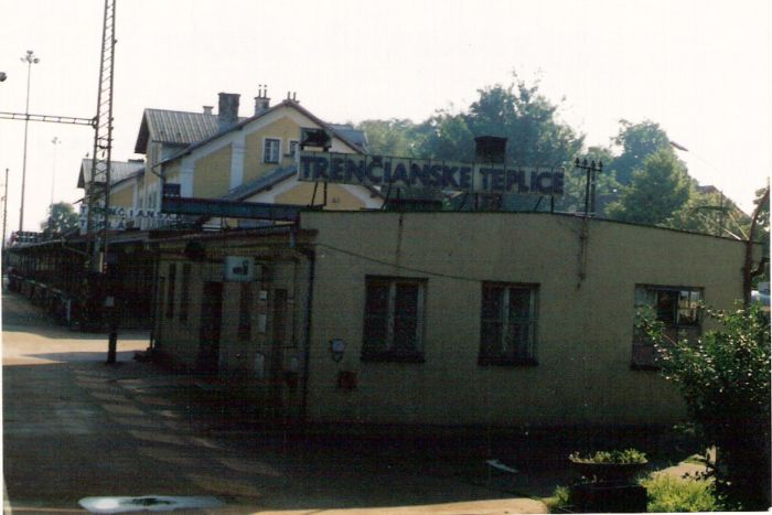  Trenčianska Teplá - výpravná budova električky. Šikmý pohľad zo strany koľajiska normálneho rozchodu od Bratislavy. Foto: M. Entner, 1996. 126 x 89, COLOR 