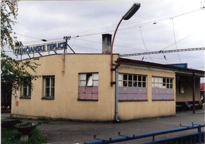  Trenčianska Teplá - výpravná budova električky. Šikmý pohľad zo strany koľaje električky od Bratislavy. Foto: M. Entner, 1996. 126 x 89, COLOR 