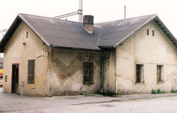  Trenčianska Teplá - administratívna budova na žilinskej strane výpravnej budovy. Šikmý pohľad z predstaničného priestoru od Bratislavy. Foto: M. Entner, 8.1996. 126 x 89, COLOR 