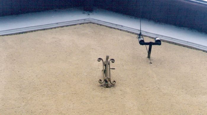  Trenčianske Teplá - výpravná budova. Kovaný držiak zástavy na bratislavskom bočnom priečelí. Foto: M. Entner, 14.12.1996. 126 x 89, COLOR 