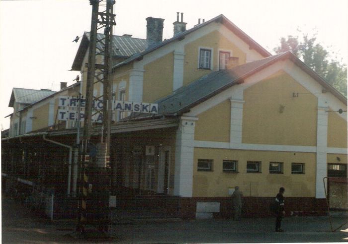  Trenčianska Teplá - výpravná budova. Šikmý pohľad zo strany koľají od Bratislavy. Foto: M. Entner, 8.1996. 126 x 89, COLOR 