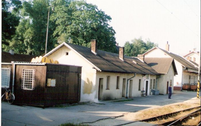  Trenčianska Teplá - administratívna budova na žilinskej strane výpravnej budovy. Šikmý pohľad zo strany koľají od Žiliny. Foto: M. Entner, 8.1996. 126 x 89, COLOR 