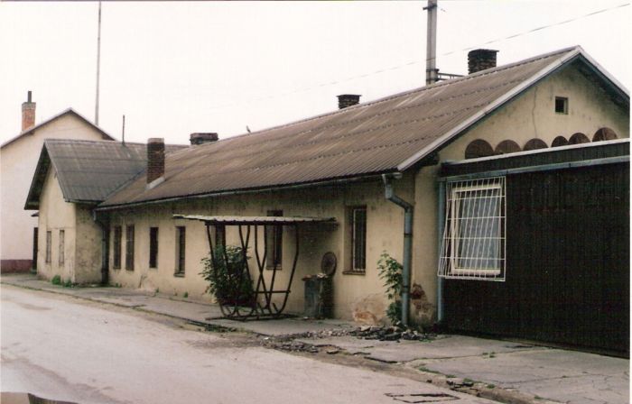  Trenčianska Teplá - administratívna budova na žilinskej strane výpravnej budovy. Šikmý pohľad z predstaničného priestoru od Žiliny. Foto: M. Entner, 8.1996. 126 x 89, COLOR 