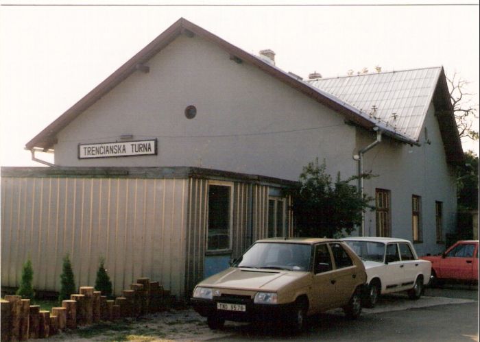  Trenčianska Turná - výpravná budova. Šikmý pohľad z predstaničného priestoru od Trenčína. Foto: M. Entner, 25.8.1996. 126 x 89, COLOR 
