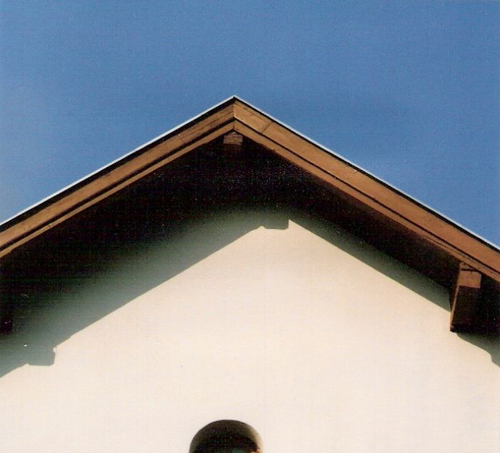  Trenčianska Turná - výpravná budova. Čelný pohľad na tabuľu s názvom stanice zo strany koľají. Foto: M. Entner, 25.8.1996. 89 x 126, COLOR 