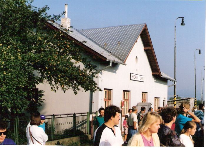  Trenčianska Turná - výpravná budova. Šikmý pohľad zo strany koľají od Topolčian. Ľudia. Foto: M. Entner, 25.8.1996. 126 x 89, COLOR 