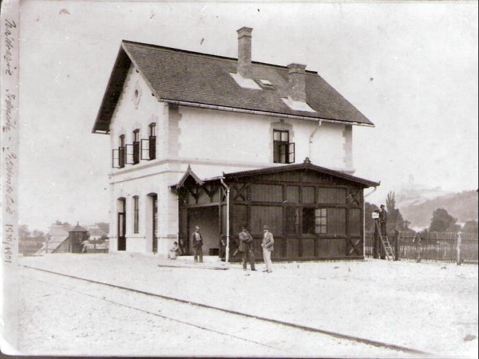  Trenčín predmestie - výpravná budova. Šikmý pohľad zo strany koľají od Topolčian. Foto: Anon., 1901, repro: Anon., Trenčianske múzeum. 109 x 78 