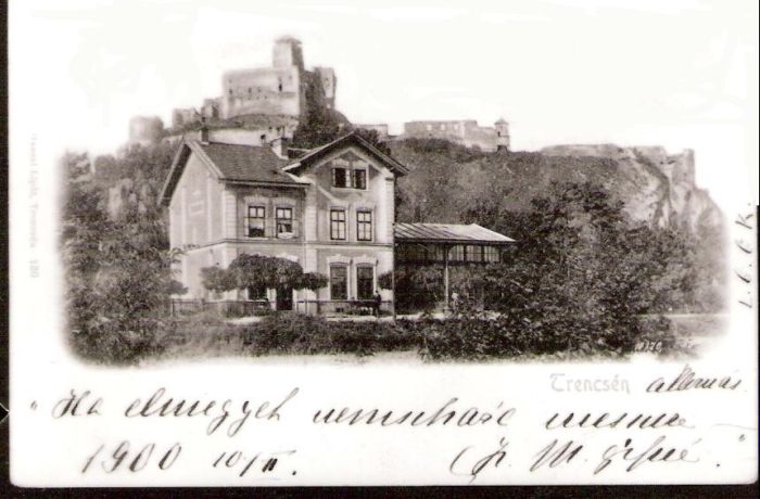  Trenčín - výpravná budova stará. Šikmý pohľad zo strany koľají od Žiliny. Foto: Anon., cca 1900, repro: Anon., Trenčianske múzeum. 107 x 71 