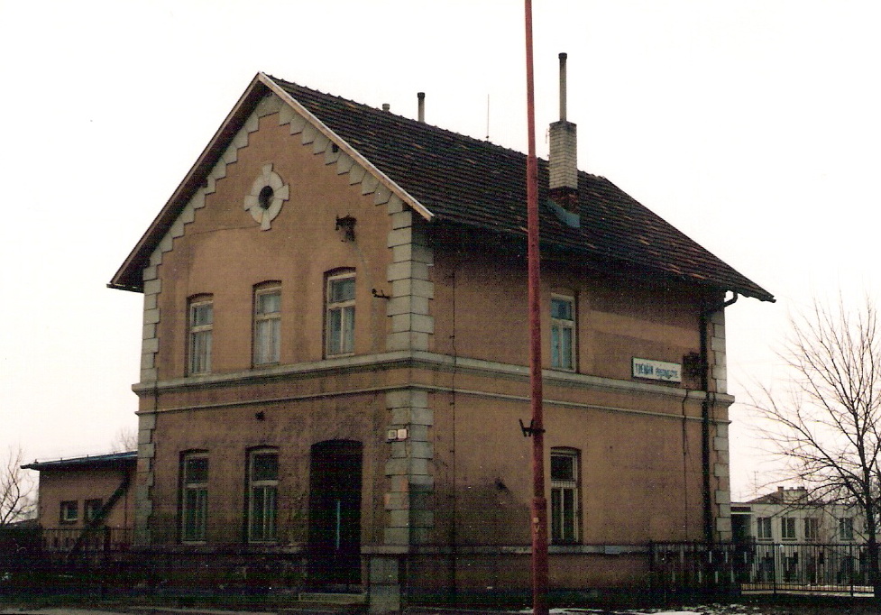  Trenčín predmestie - výpravná budova. Šikmý pohľad z predstaničného priestoru od Trenčína. Foto: M. Entner, 26.2.1996. 126 x 89, COLOR 