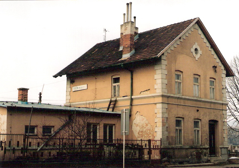  Trenčín predmestie - výpravná budova. Šikmý pohľad z predstaničného priestoru od Topolčian. Foto: M. Entner, 26.2.1996. 126 x 89, COLOR 